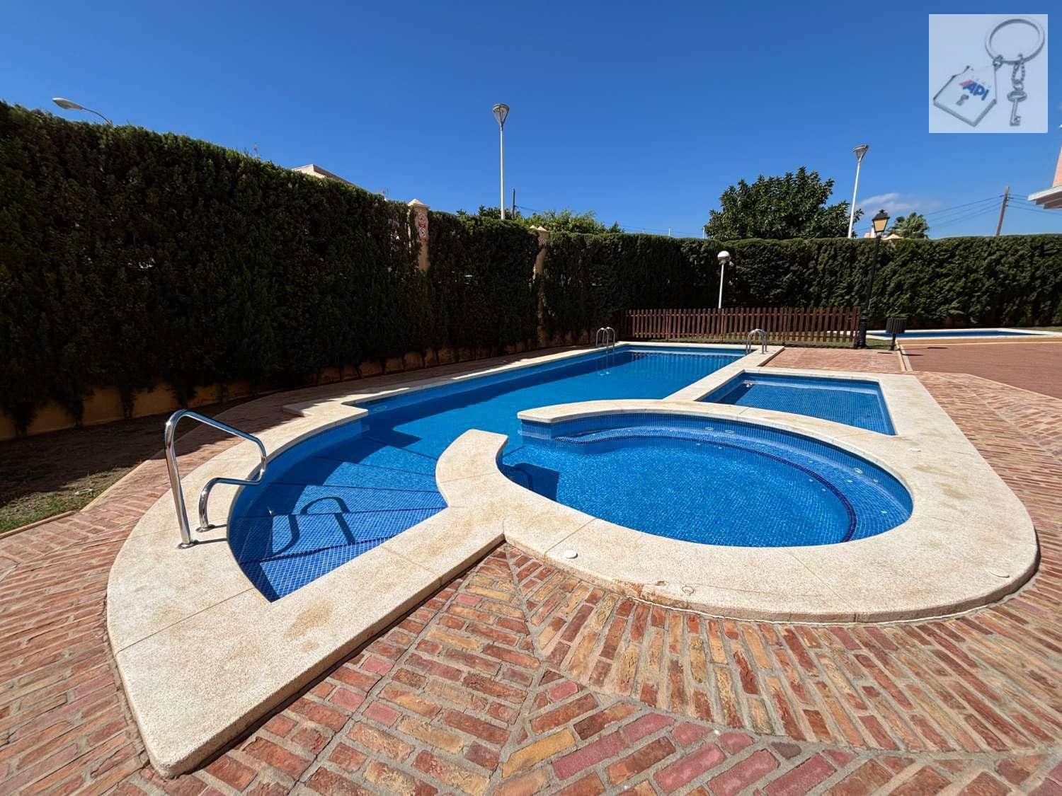 Piso de 2 habitaciones en Torrevieja en venta con piscina garaje - 299.990 € (Ref: 10162092)