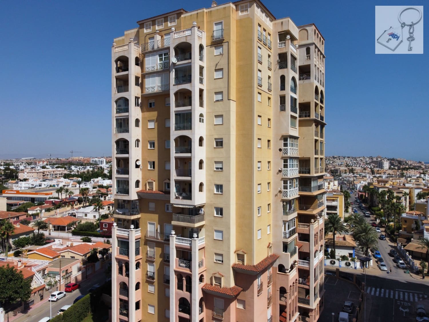 Piso de 2 habitaciones en Torrevieja en venta con piscina garaje - 299.990 € (Ref: 10162092)