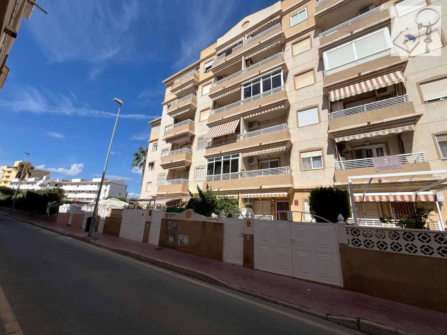 Appartement de Plage de 2 chambres à louer à Torrevieja avec piscine garage - 800 € (Ref: 10176322)