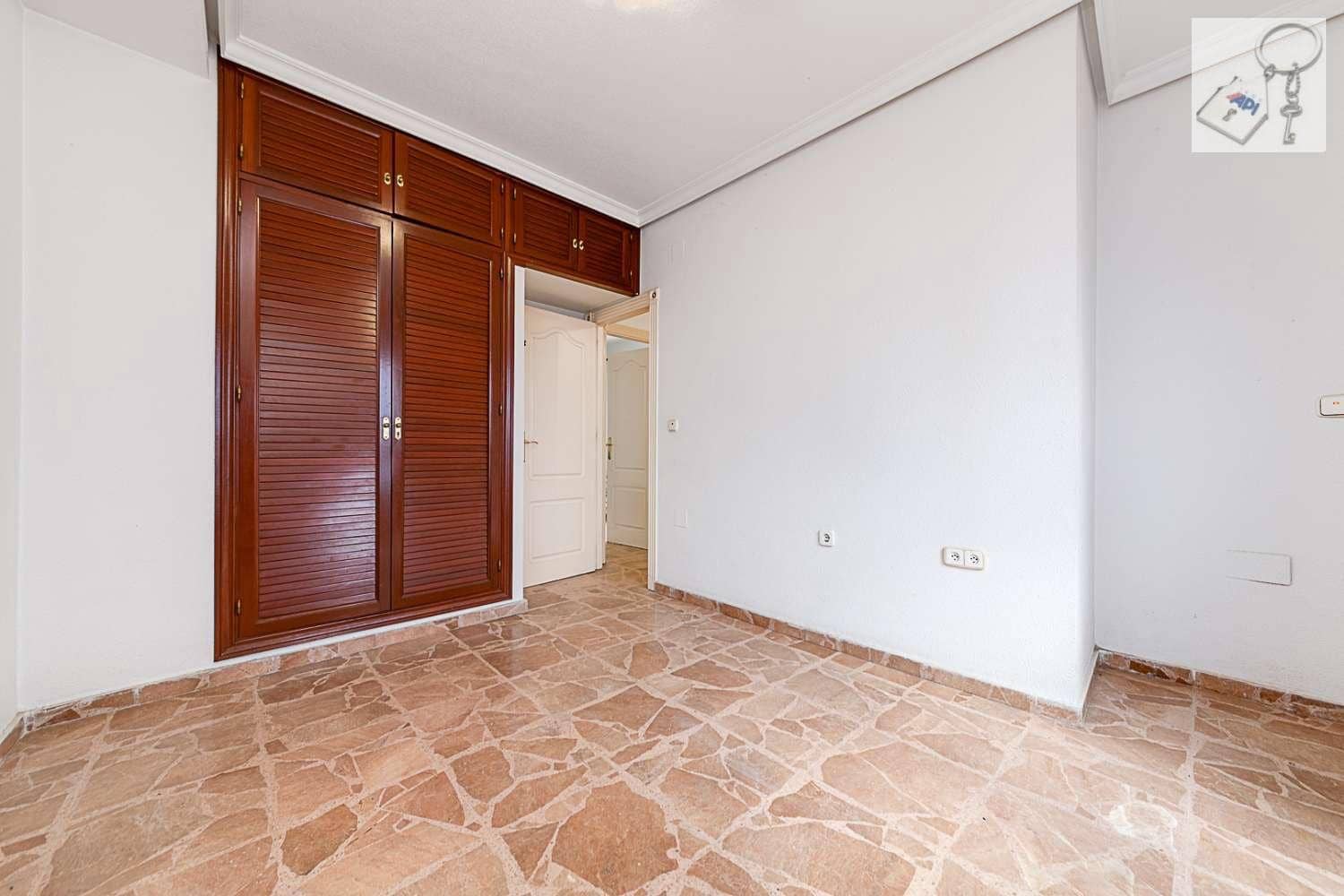 5 sovrum Lägenhet till salu i Torrevieja - 269 000 € (Ref: 7948694)