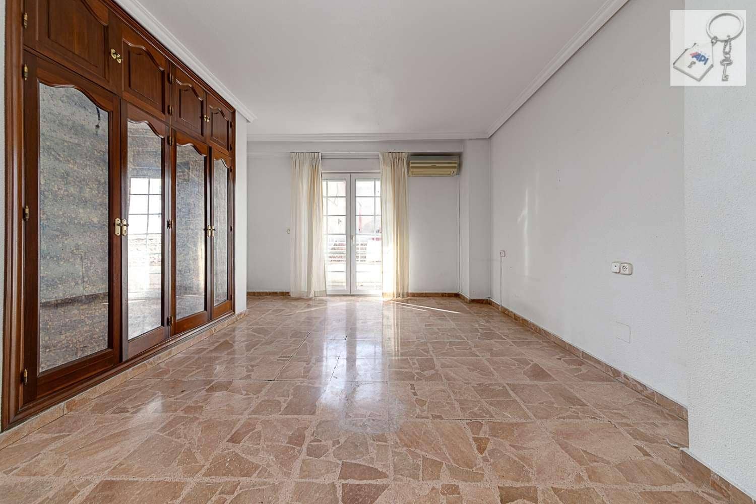 5 sovrum Lägenhet till salu i Torrevieja - 269 000 € (Ref: 7948694)