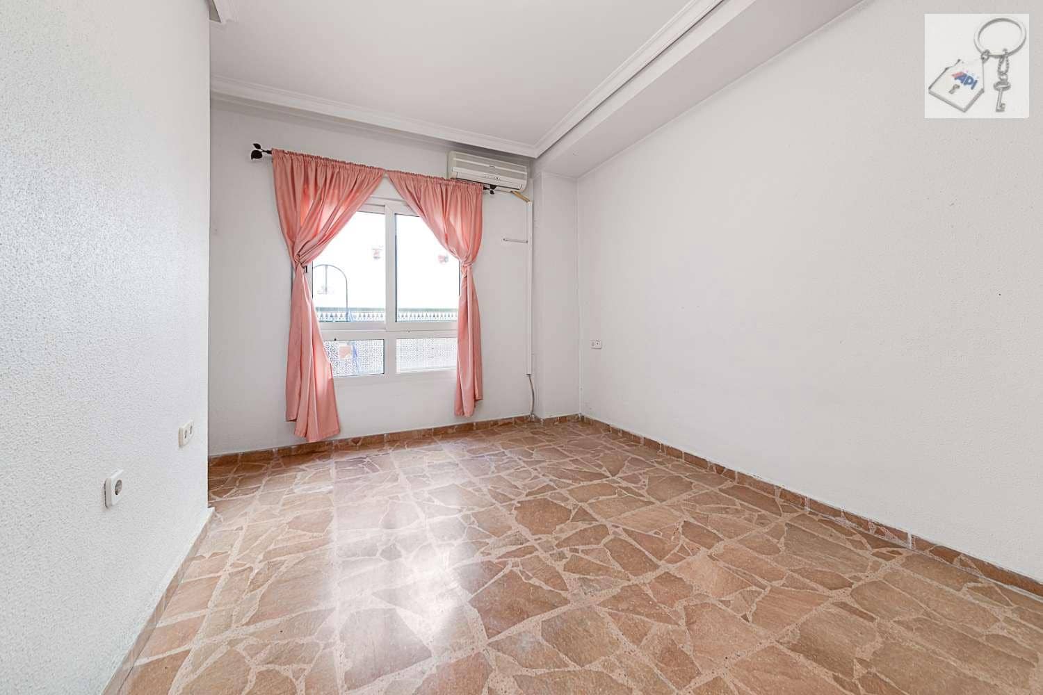 5 sovrum Lägenhet till salu i Torrevieja - 269 000 € (Ref: 7948694)