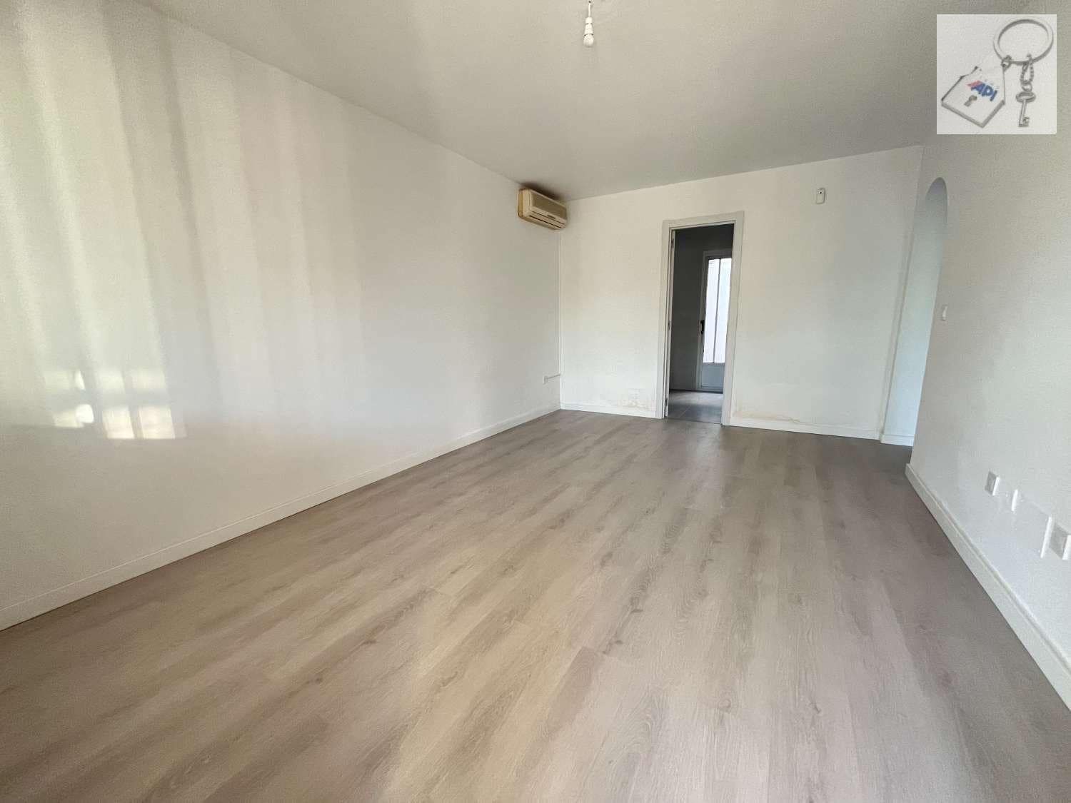 2 soveværelse Semi-Rækkehus til salg i Torrevieja med swimmingpool - € 125.000 (Ref: 8773069)