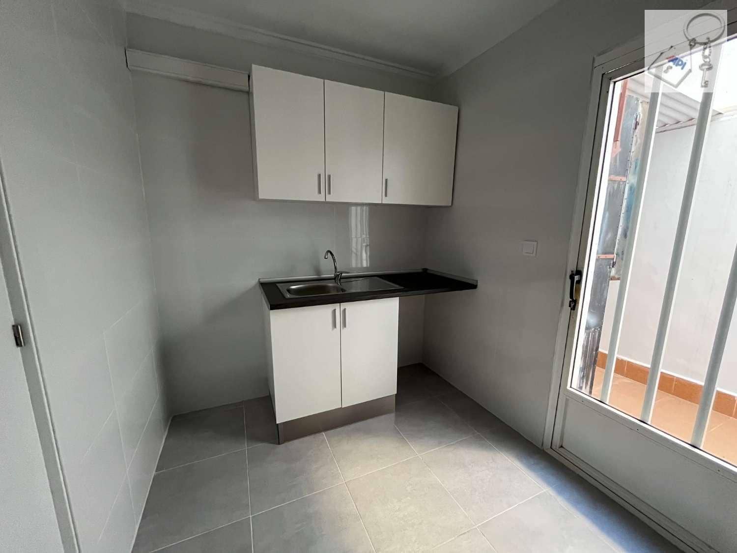 2 soveværelse Semi-Rækkehus til salg i Torrevieja med swimmingpool - € 125.000 (Ref: 8773069)