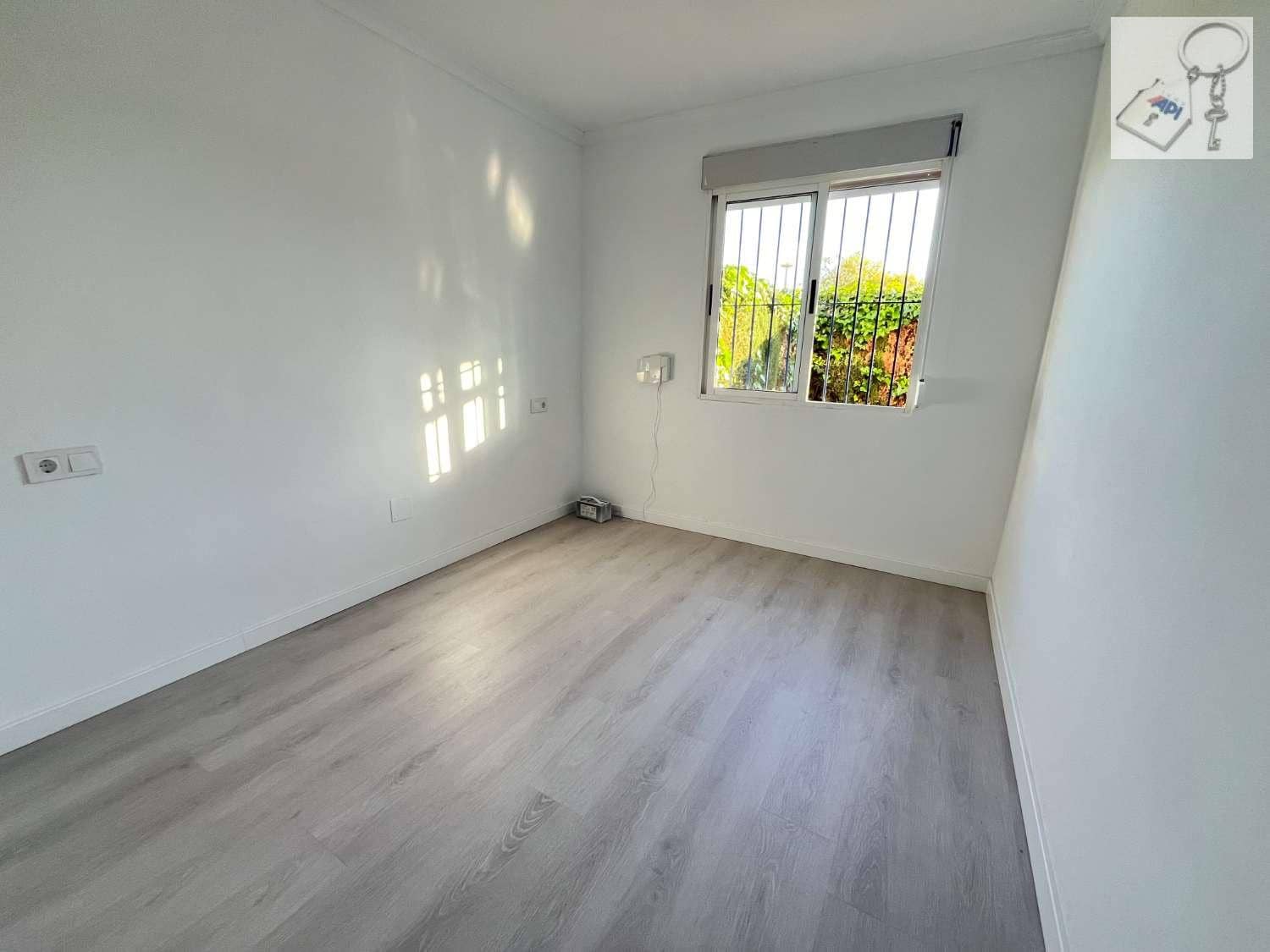 2 soveværelse Semi-Rækkehus til salg i Torrevieja med swimmingpool - € 125.000 (Ref: 8773069)