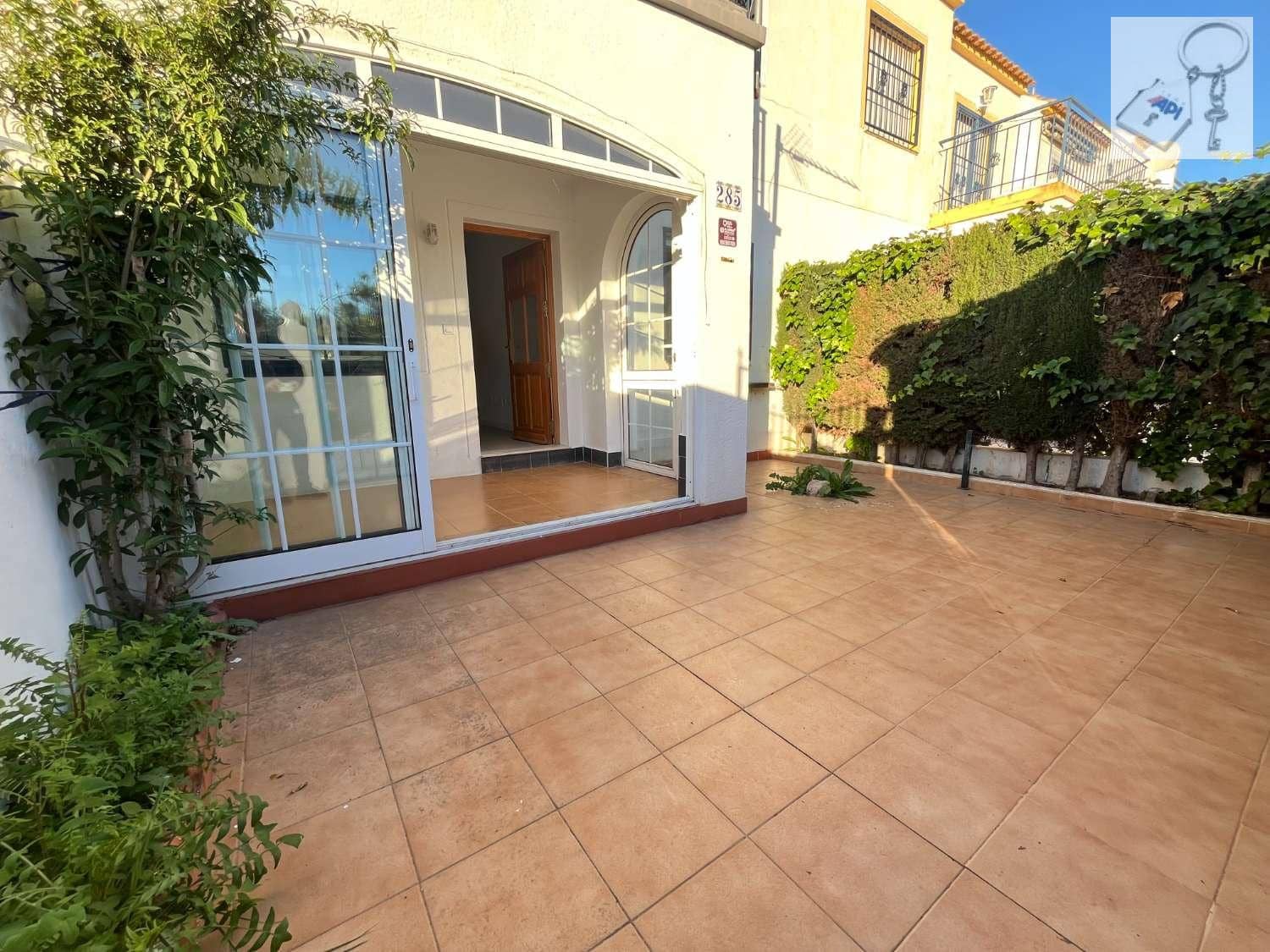 2 soveværelse Semi-Rækkehus til salg i Torrevieja med swimmingpool - € 125.000 (Ref: 8773069)