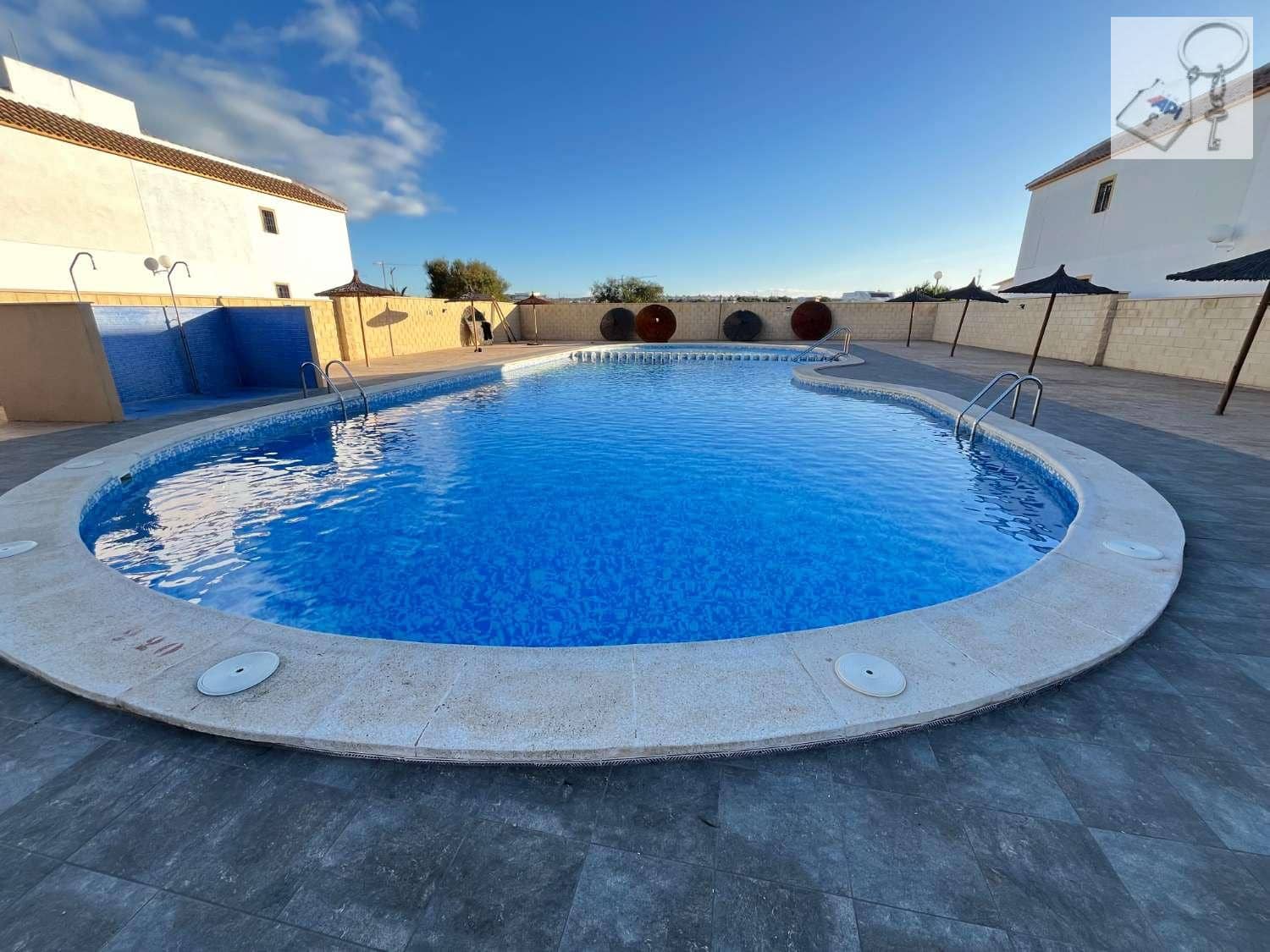 2 soveværelse Semi-Rækkehus til salg i Torrevieja med swimmingpool - € 125.000 (Ref: 8773069)