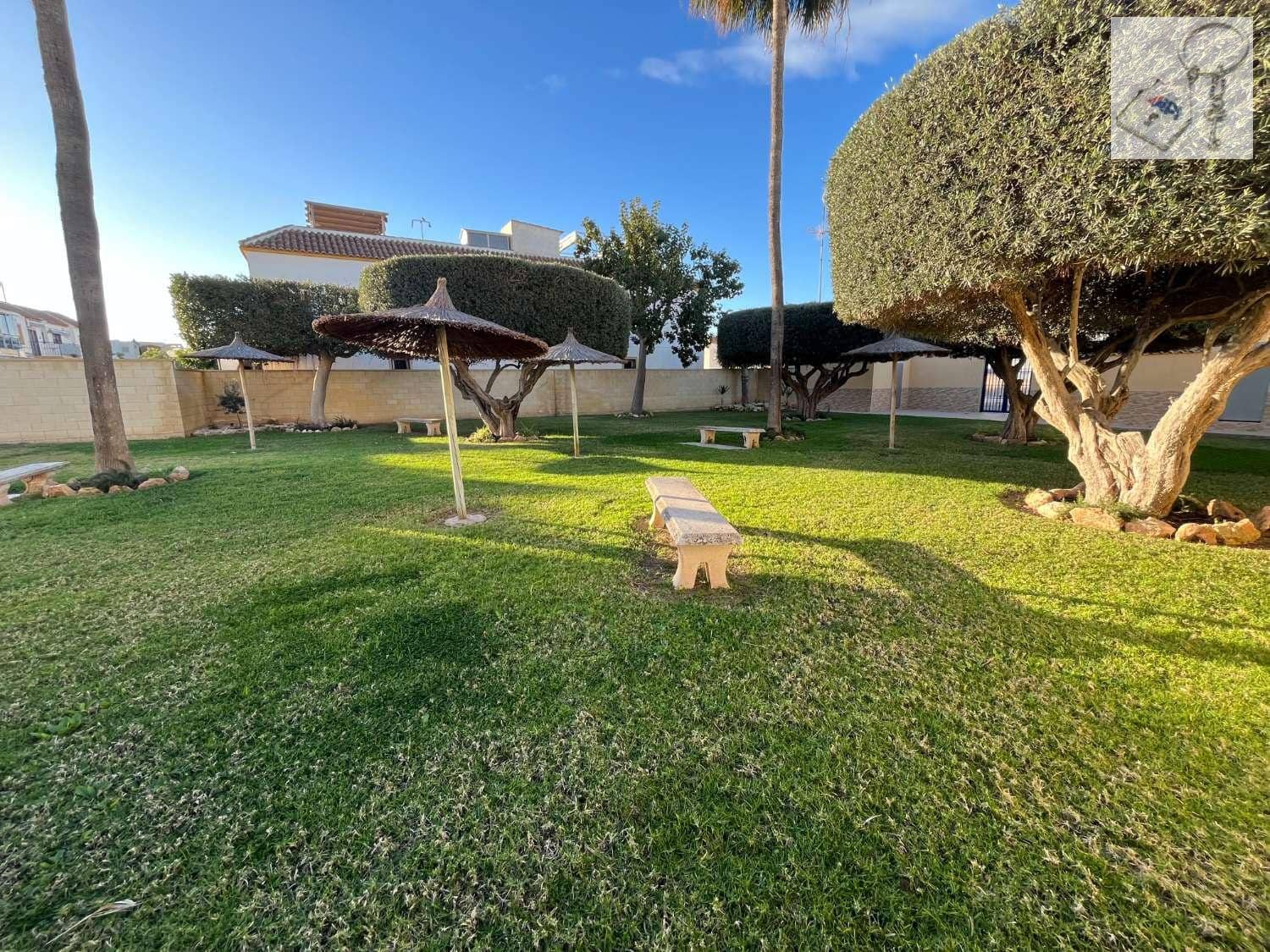 2 soveværelse Semi-Rækkehus til salg i Torrevieja med swimmingpool - € 125.000 (Ref: 8773069)