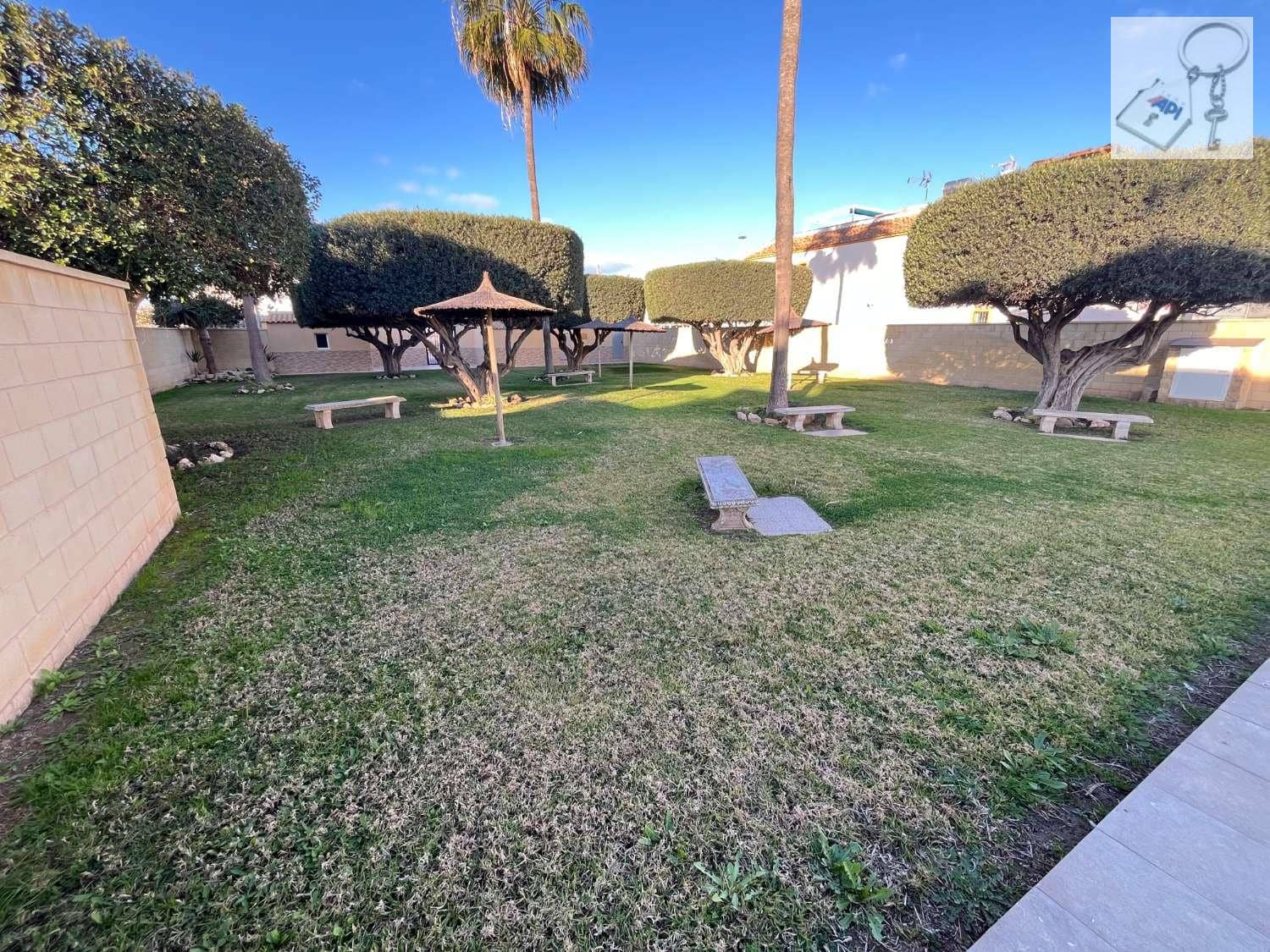 2 soveværelse Semi-Rækkehus til salg i Torrevieja med swimmingpool - € 125.000 (Ref: 8773069)