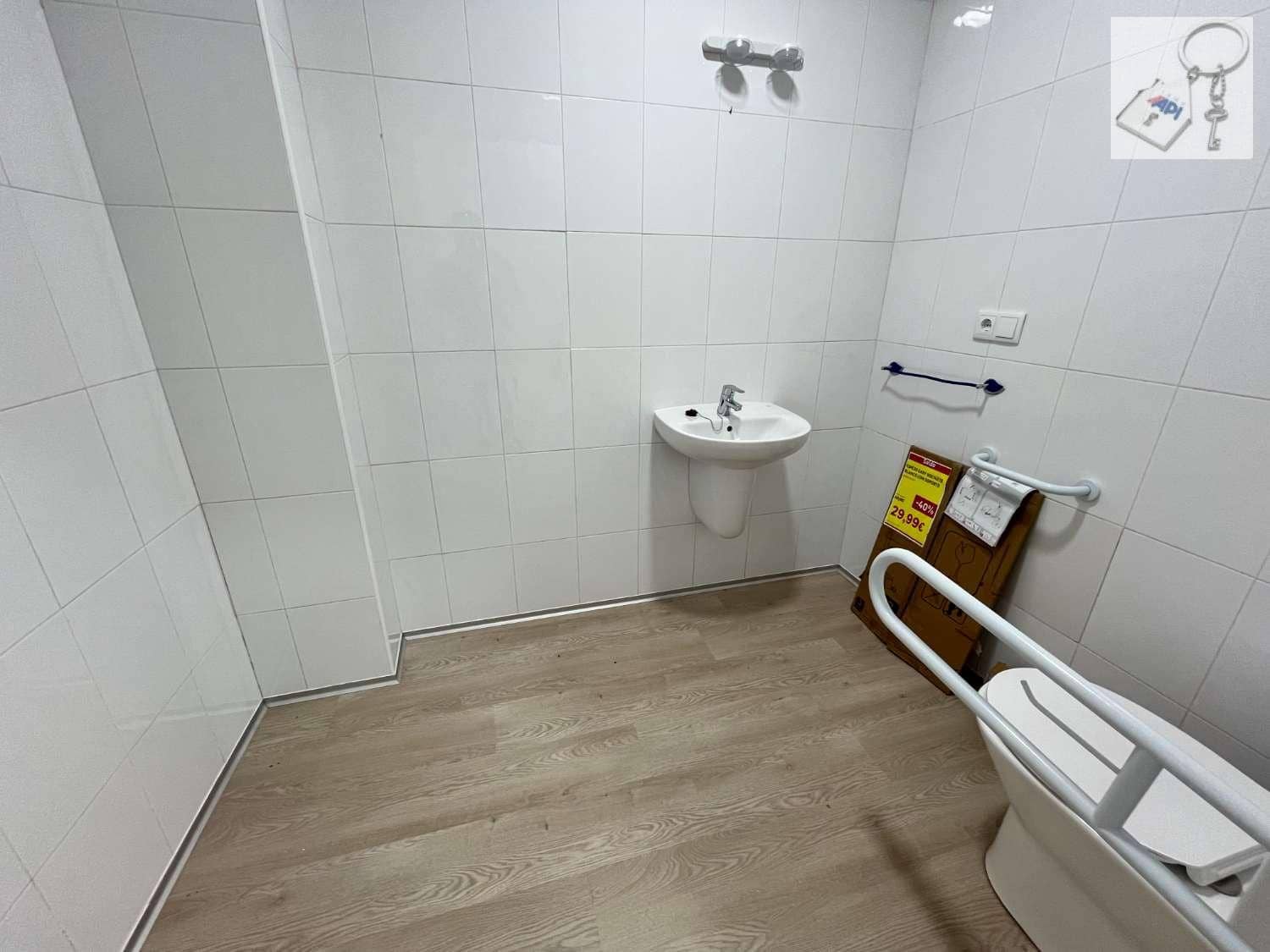 Kommersiell til salgs i Torrevieja - € 220 000 (Ref: 9042001)