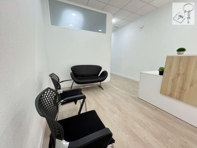 Commercial for sale in Centro - Muelle Pesquero, Torrevieja - € 220,000 (Ref: 9042001)