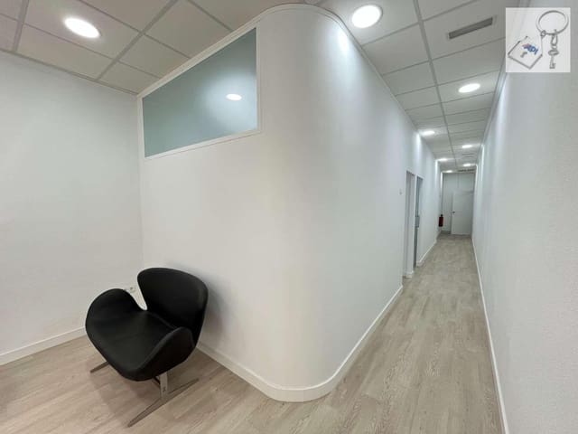 Commercial for sale in Centro - Muelle Pesquero, Torrevieja - € 220,000 (Ref: 9042001)