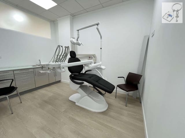 Commercial for sale in Centro - Muelle Pesquero, Torrevieja - € 220,000 (Ref: 9042001)