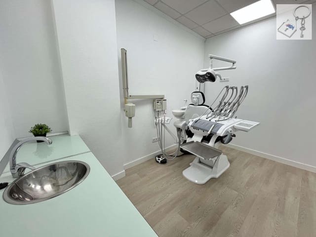 Commercial for sale in Centro - Muelle Pesquero, Torrevieja - € 220,000 (Ref: 9042001)