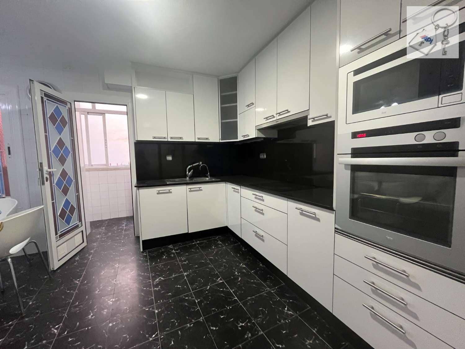 4 sovrum Strandlägenhet till salu i Torrevieja med garage - 279 000 € (Ref: 9374951)