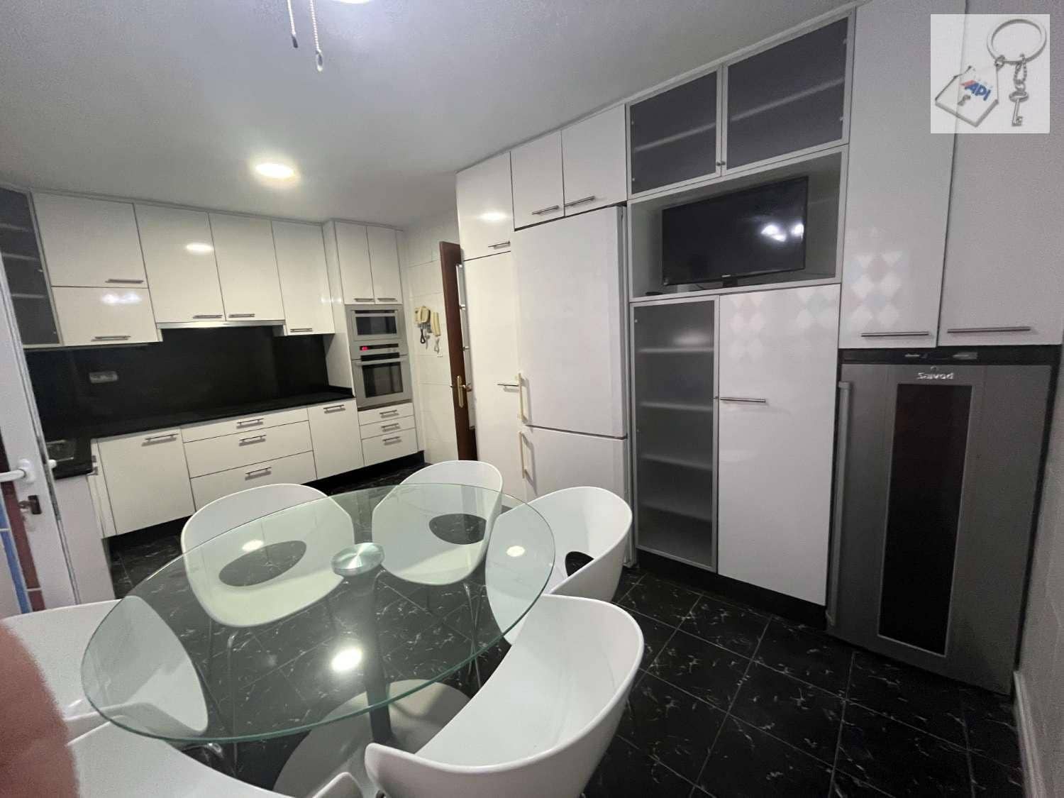 4 sovrum Strandlägenhet till salu i Torrevieja med garage - 279 000 € (Ref: 9374951)