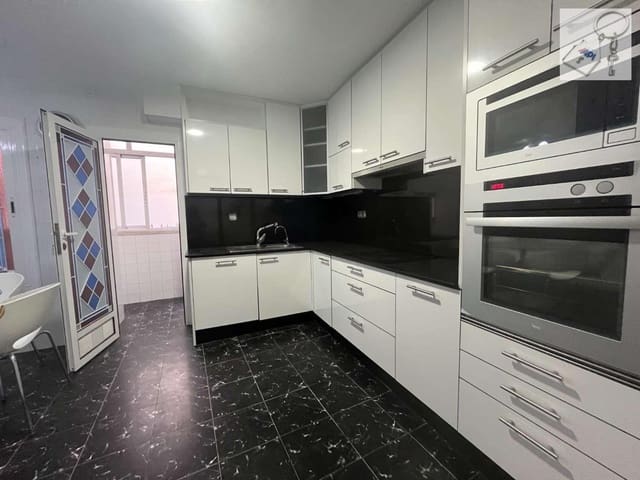 4 soveværelse Strandlejlighed til salg i Centro - Muelle Pesquero, Torrevieja med garage - € 279.000 (Ref: 9374951)