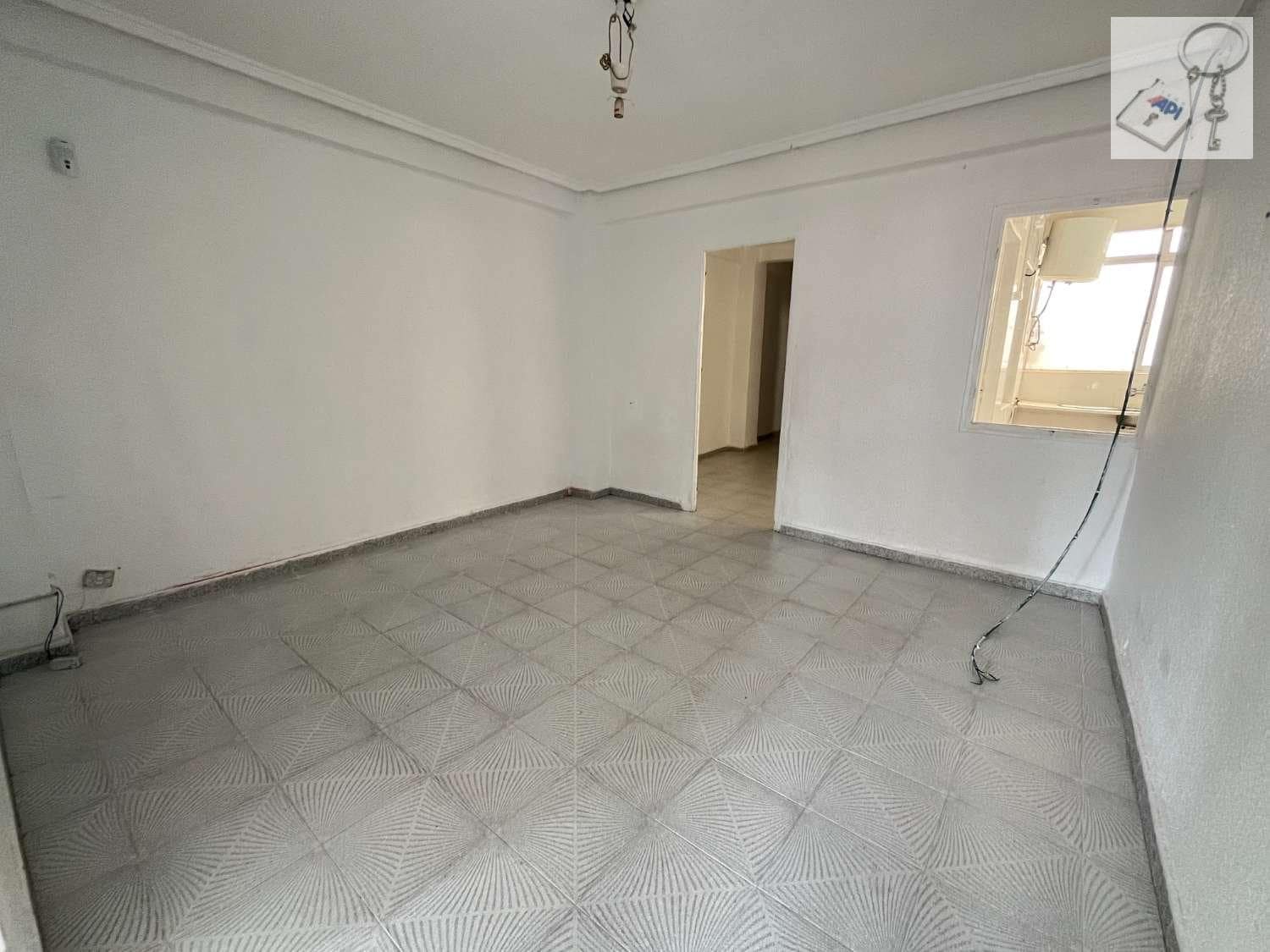 3 bedroom Beach Apartment for sale in Elche / Elx - € 75,000 (Ref: 9413605)