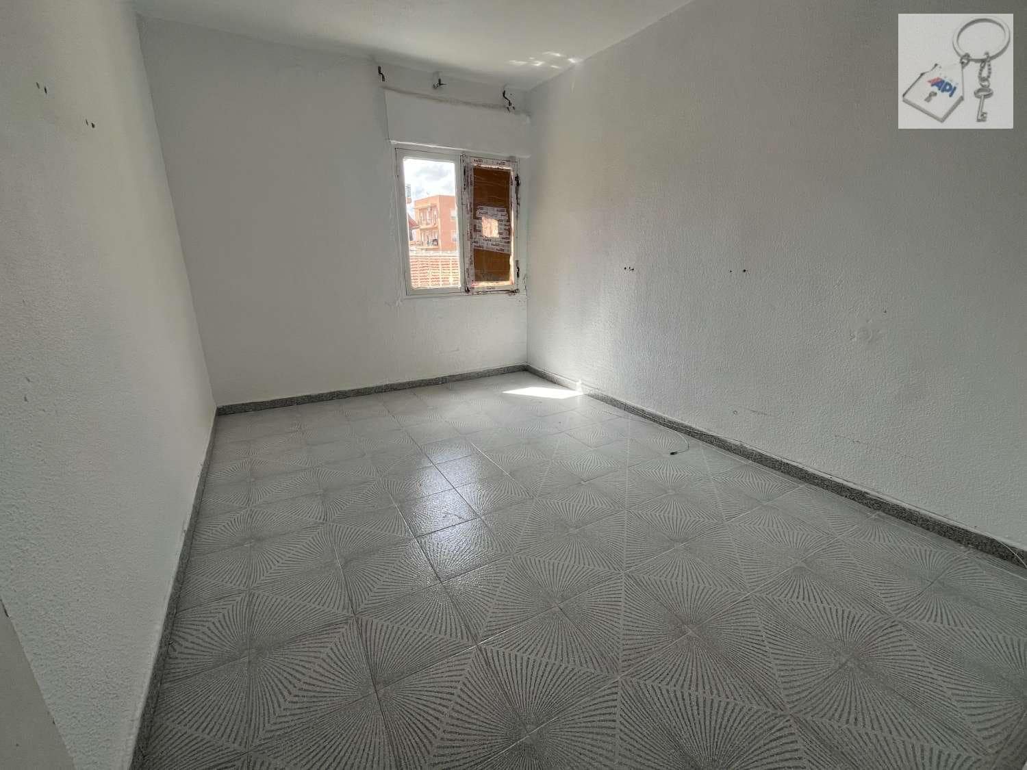 3 bedroom Beach Apartment for sale in Elche / Elx - € 75,000 (Ref: 9413605)