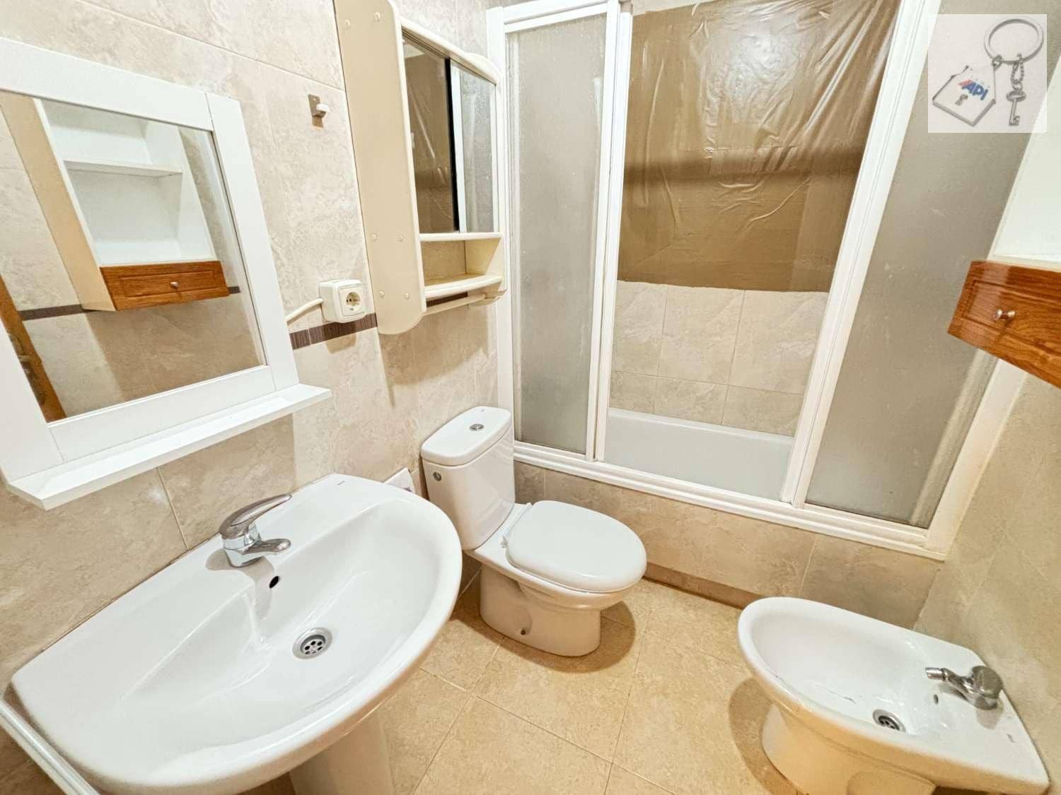 3 soverom Strandleiligheter til salgs i Torrevieja med svømmebasseng - € 160 000 (Ref: 9421859)