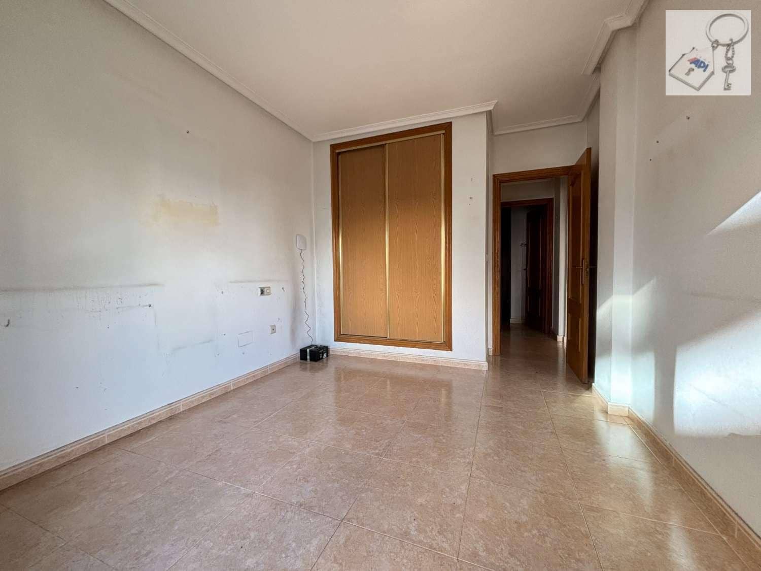 3 soverom Strandleiligheter til salgs i Torrevieja med svømmebasseng - € 160 000 (Ref: 9421859)