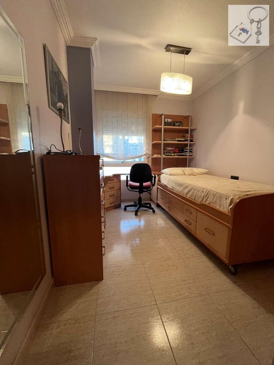 Piso de 3 habitaciones en Torrevieja en venta - 215.000 € (Ref: 9475357)