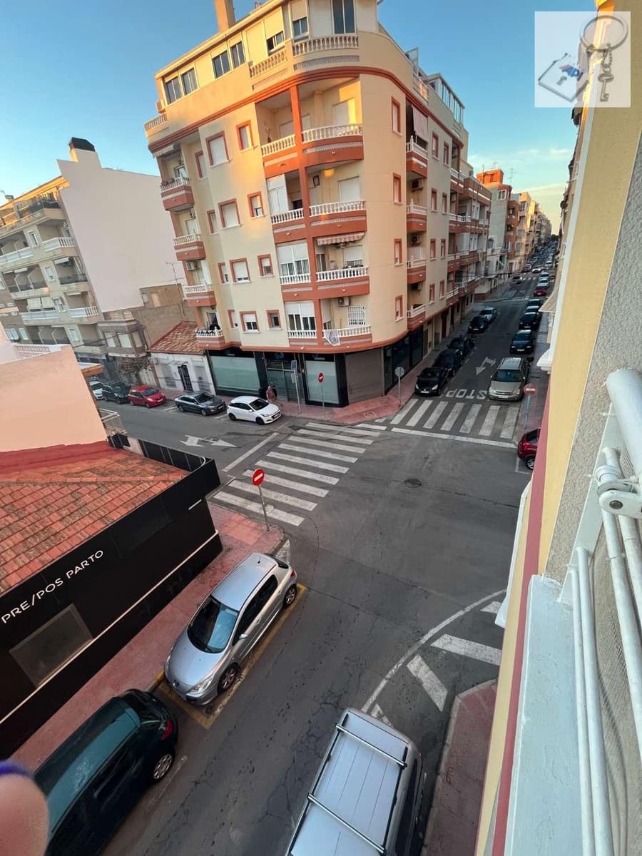 Piso de 3 habitaciones en Torrevieja en venta - 215.000 € (Ref: 9475357)