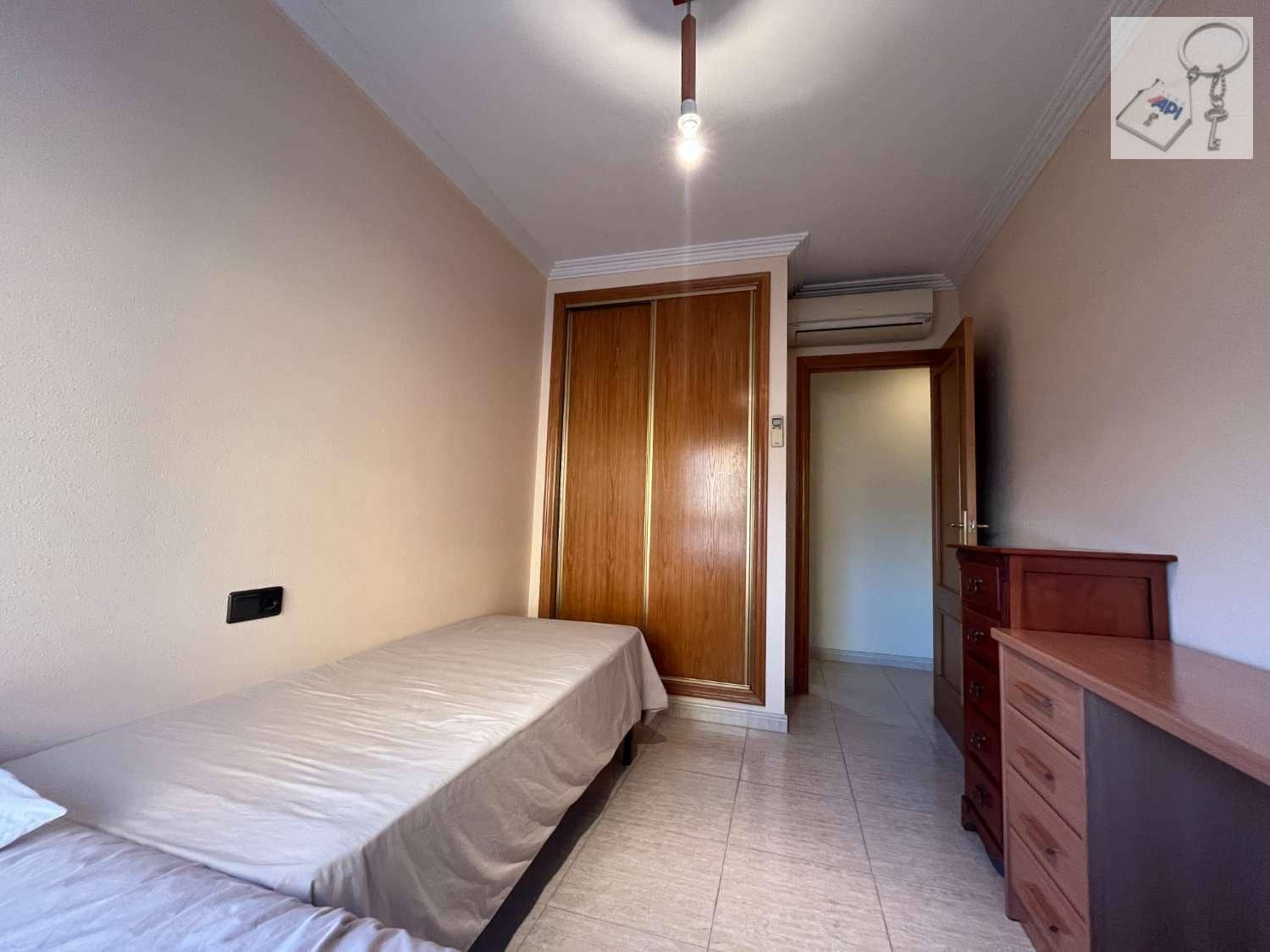 Piso de 3 habitaciones en Torrevieja en venta - 215.000 € (Ref: 9475357)