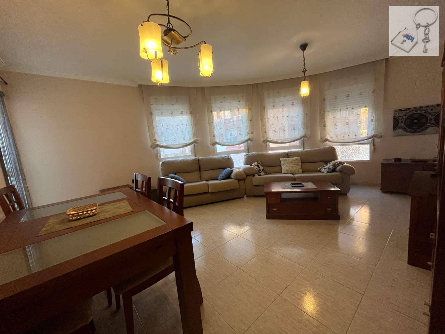 Piso de 3 habitaciones en Torrevieja en venta - 215.000 € (Ref: 9475357)