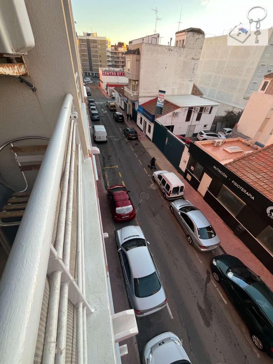 Piso de 3 habitaciones en Torrevieja en venta - 215.000 € (Ref: 9475357)