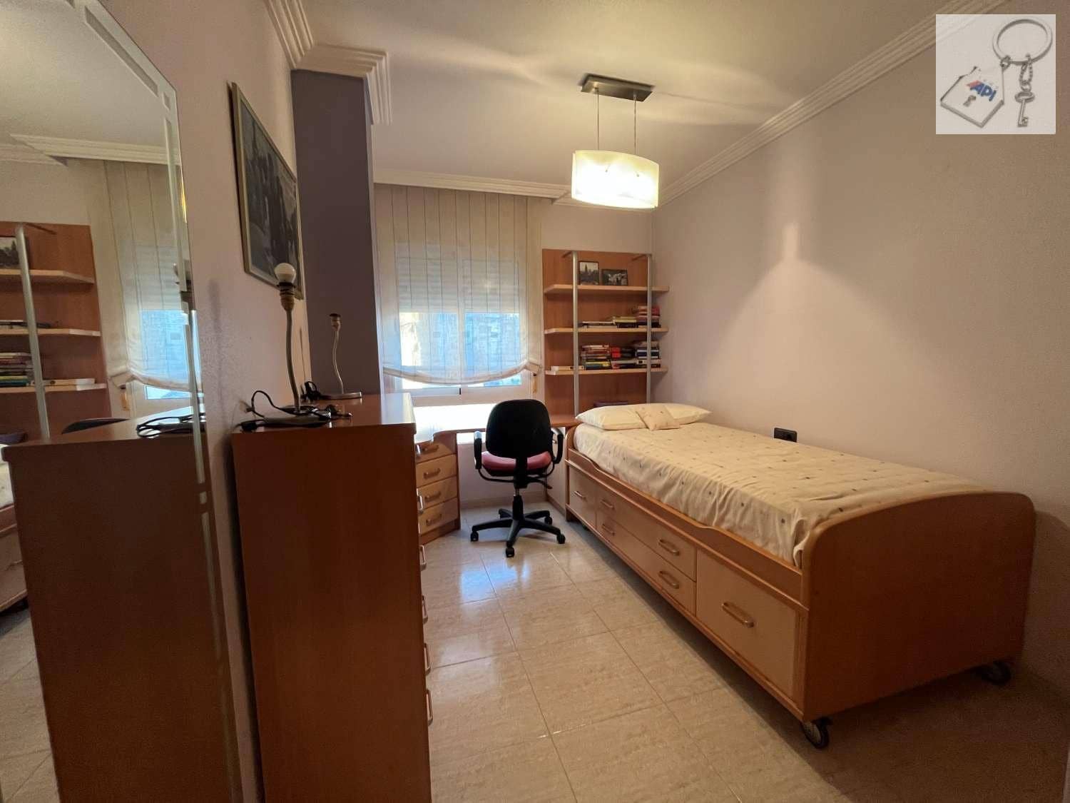 Piso de 3 habitaciones en Torrevieja en venta - 215.000 € (Ref: 9475357)