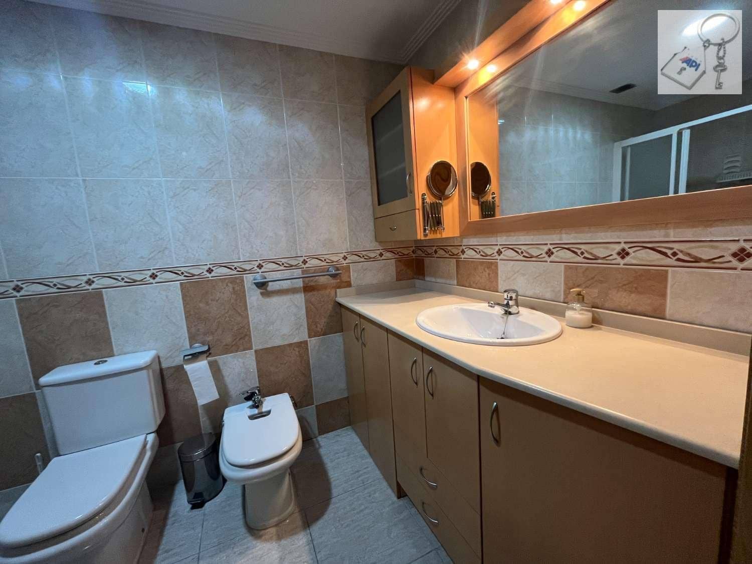 Piso de 3 habitaciones en Torrevieja en venta - 215.000 € (Ref: 9475357)