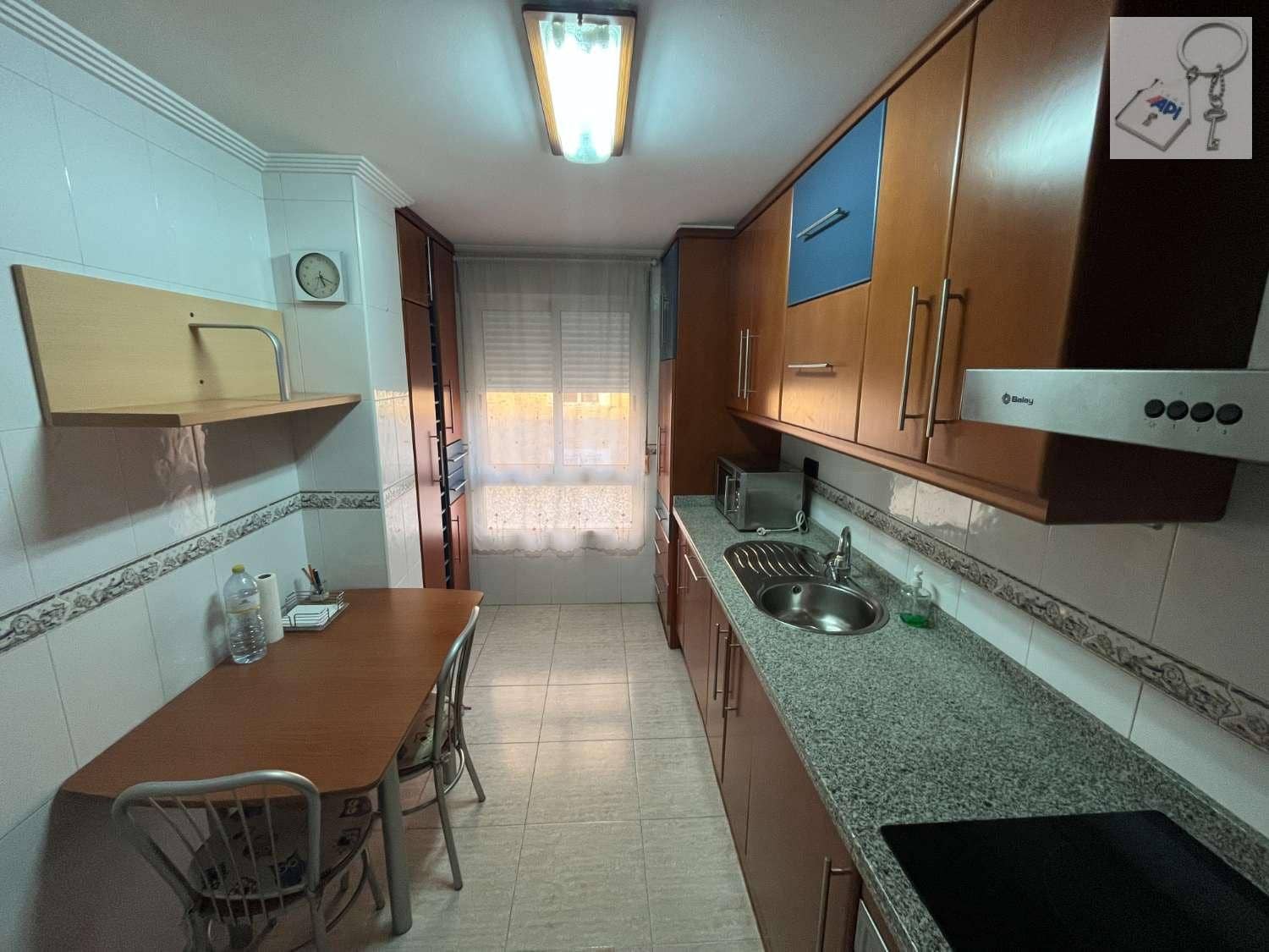 Piso de 3 habitaciones en Torrevieja en venta - 215.000 € (Ref: 9475357)