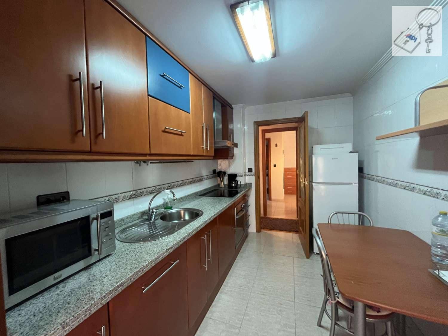Piso de 3 habitaciones en Torrevieja en venta - 215.000 € (Ref: 9475357)