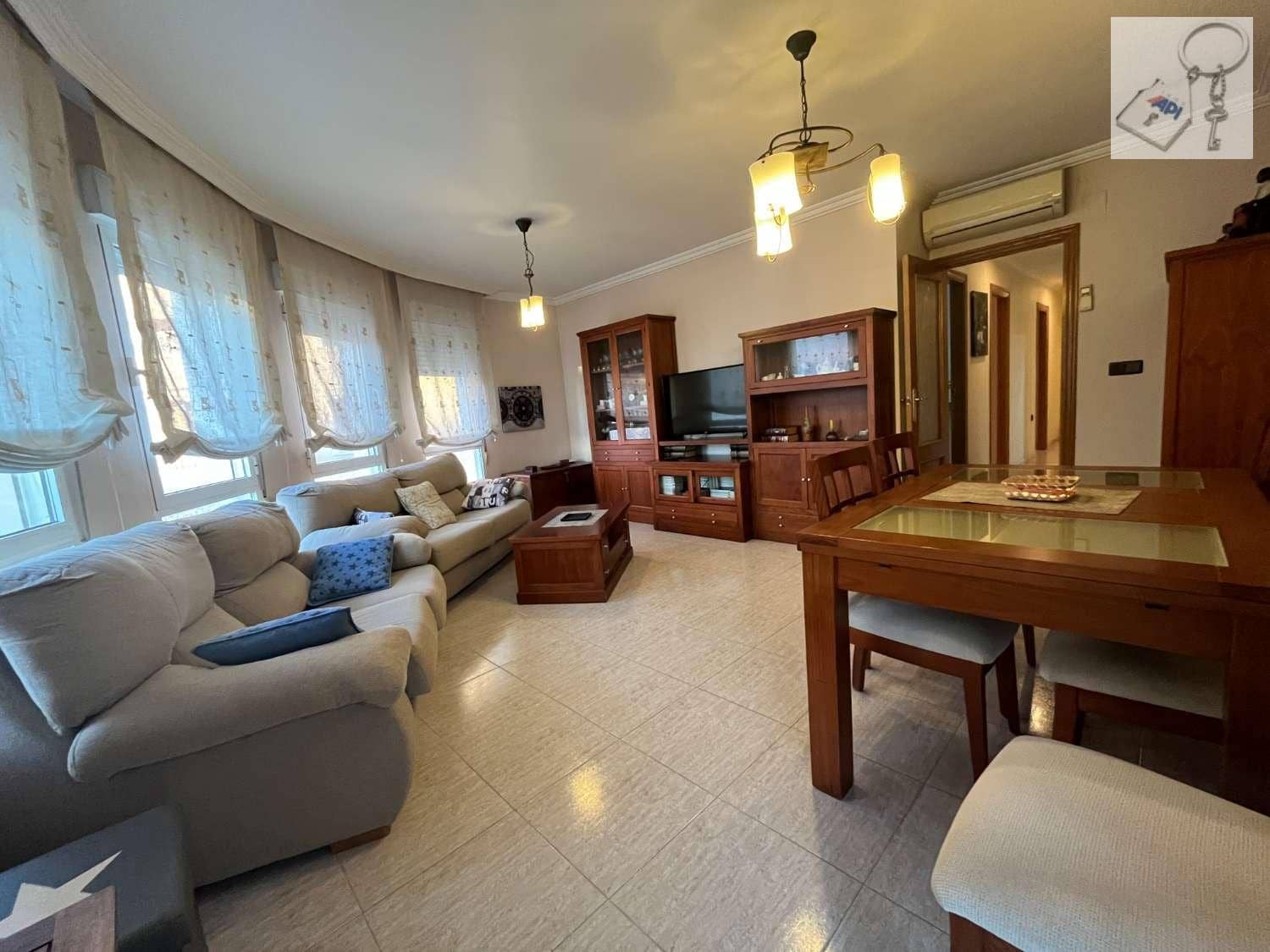 Piso de 3 habitaciones en Torrevieja en venta - 215.000 € (Ref: 9475357)