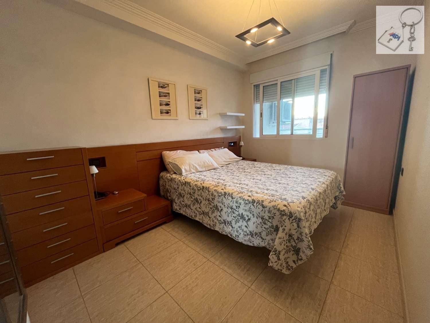 Piso de 3 habitaciones en Torrevieja en venta - 215.000 € (Ref: 9475357)