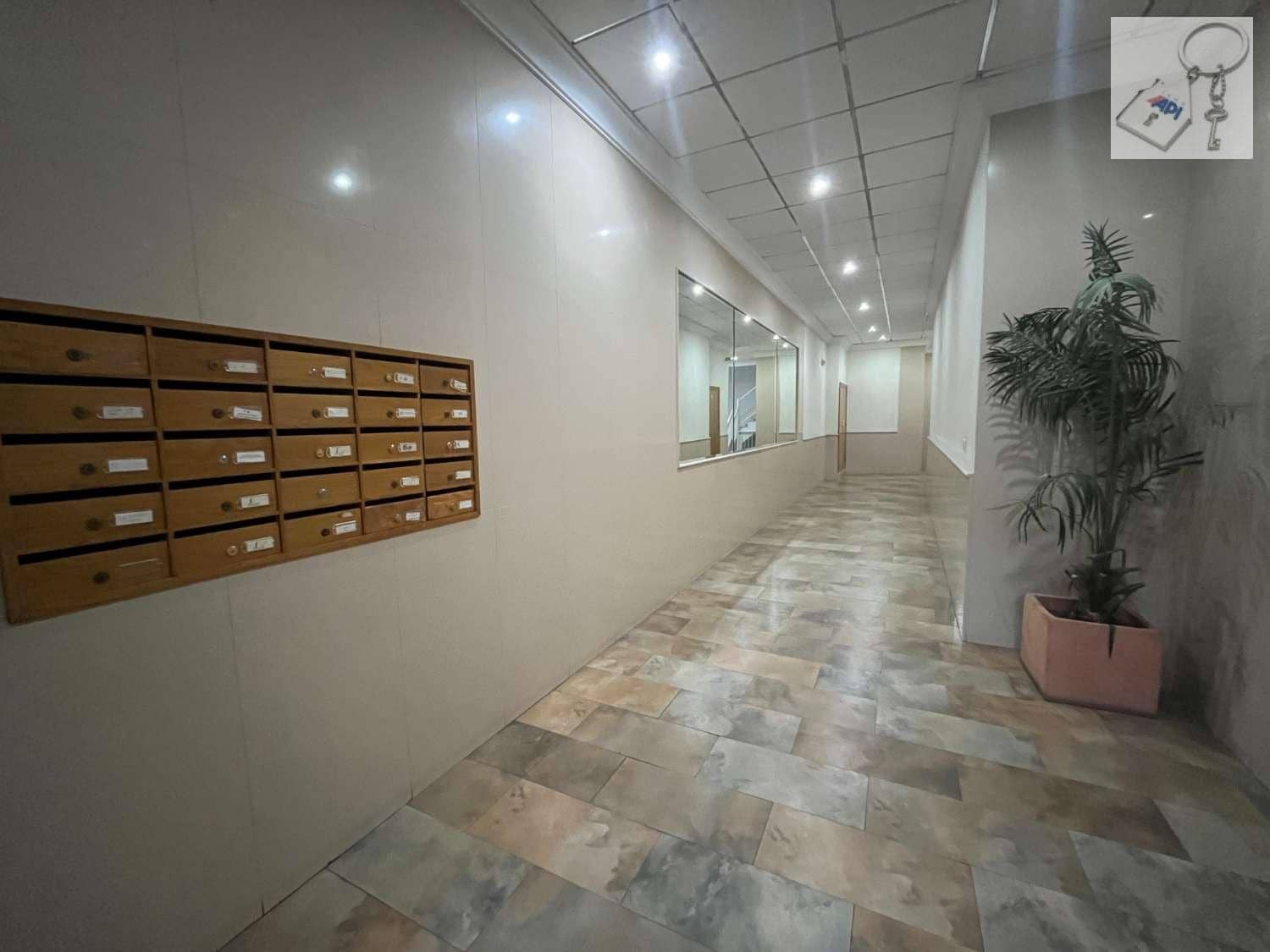 Piso de 3 habitaciones en Torrevieja en venta - 215.000 € (Ref: 9475357)