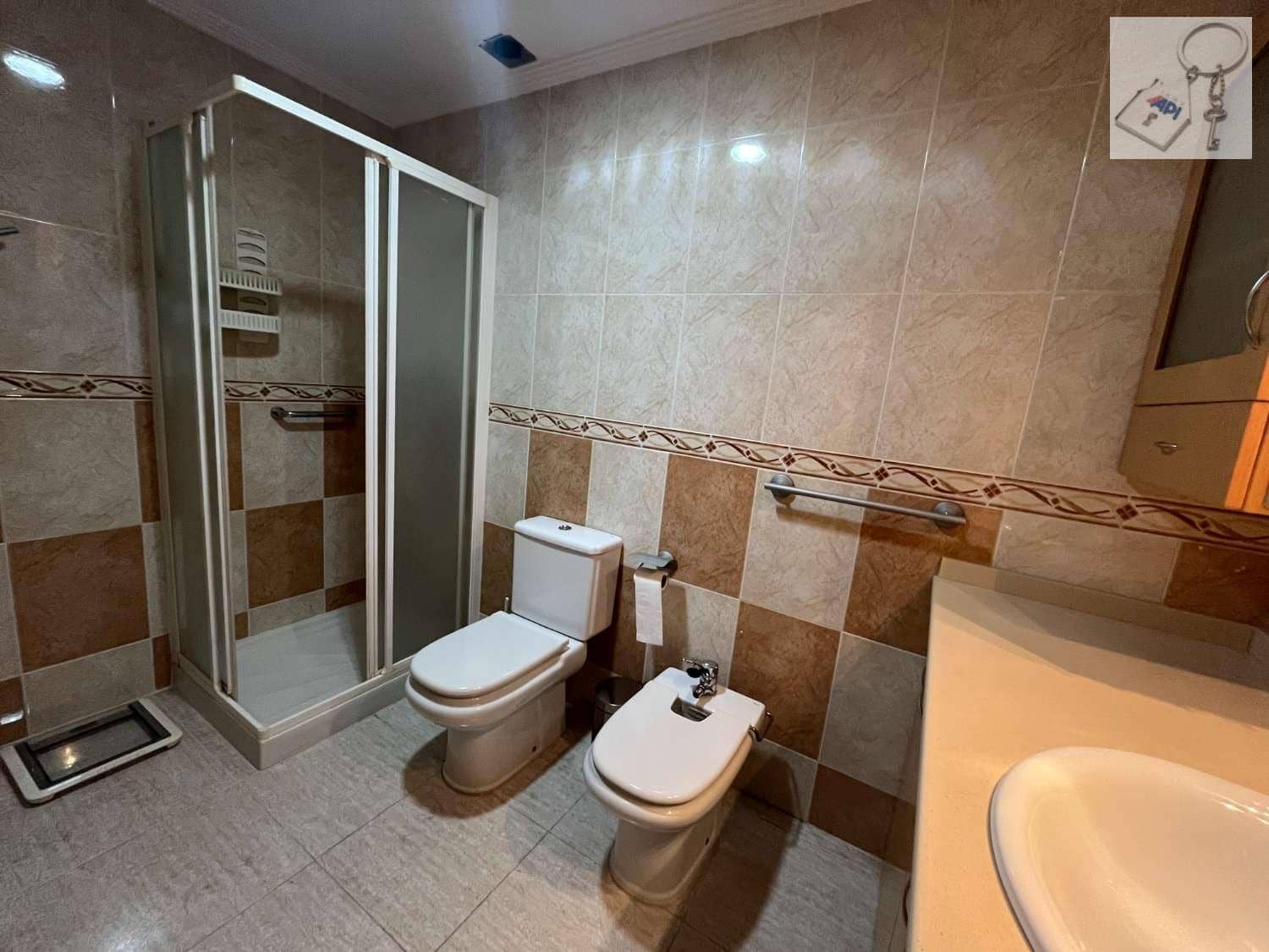 Piso de 3 habitaciones en Torrevieja en venta - 215.000 € (Ref: 9475357)