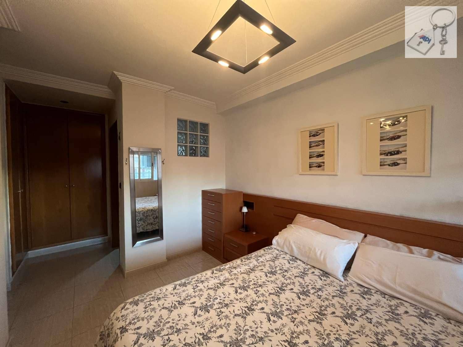 Piso de 3 habitaciones en Torrevieja en venta - 215.000 € (Ref: 9475357)