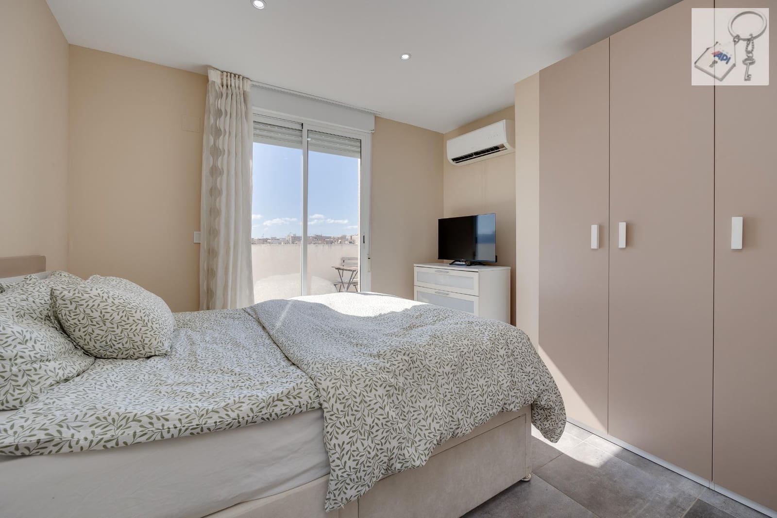 Ático de 3 habitaciones en Torrevieja en venta - 180.000 € (Ref: 9475910)