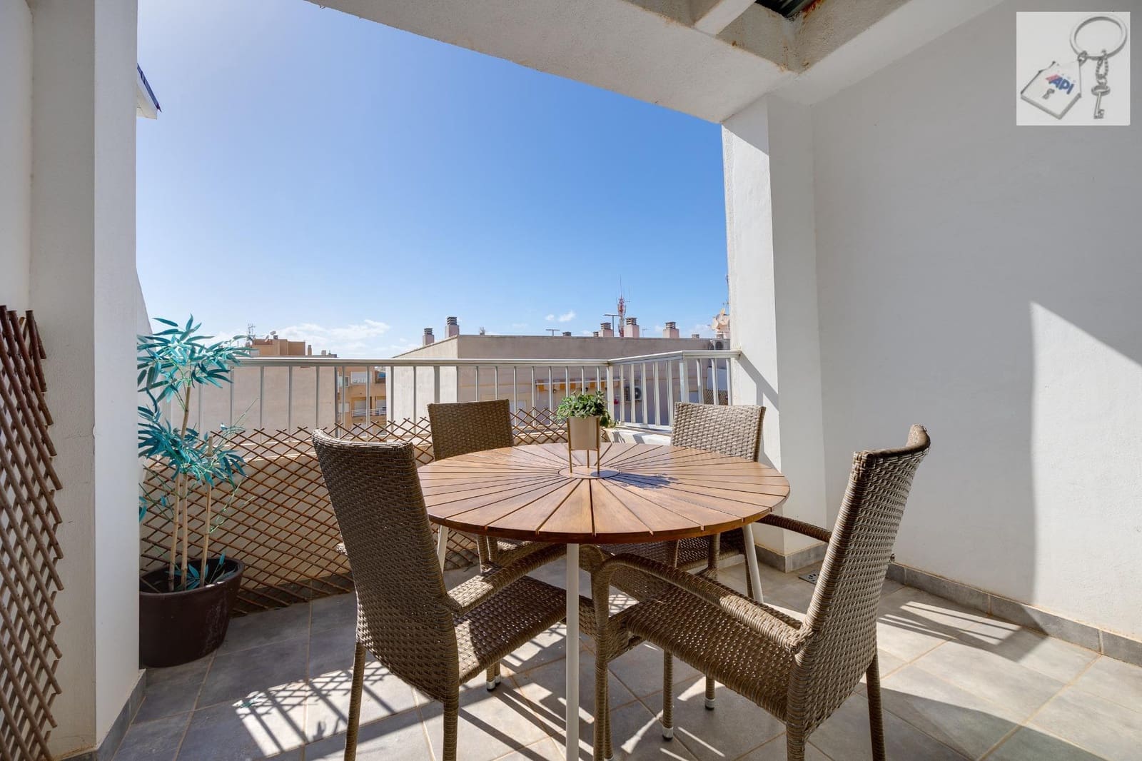 Ático de 3 habitaciones en Torrevieja en venta - 180.000 € (Ref: 9475910)
