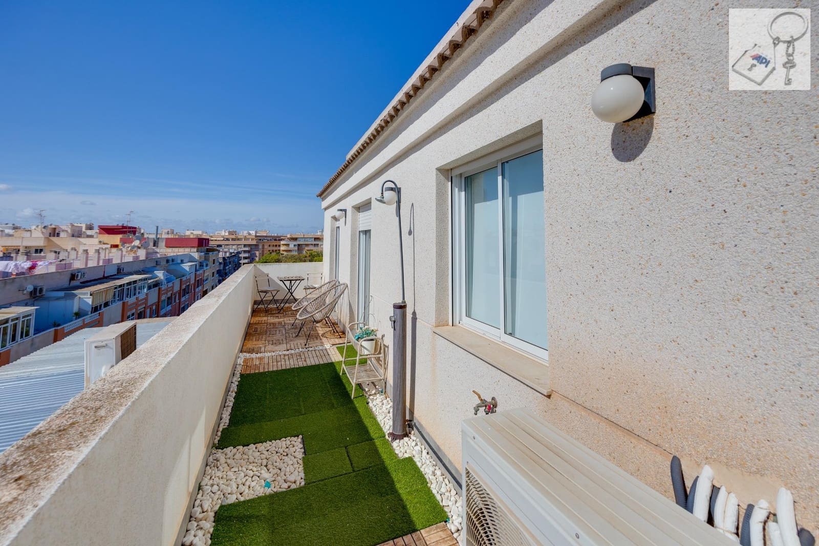 Ático de 3 habitaciones en Torrevieja en venta - 180.000 € (Ref: 9475910)