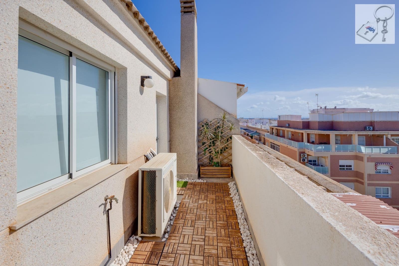 Ático de 3 habitaciones en Torrevieja en venta - 180.000 € (Ref: 9475910)