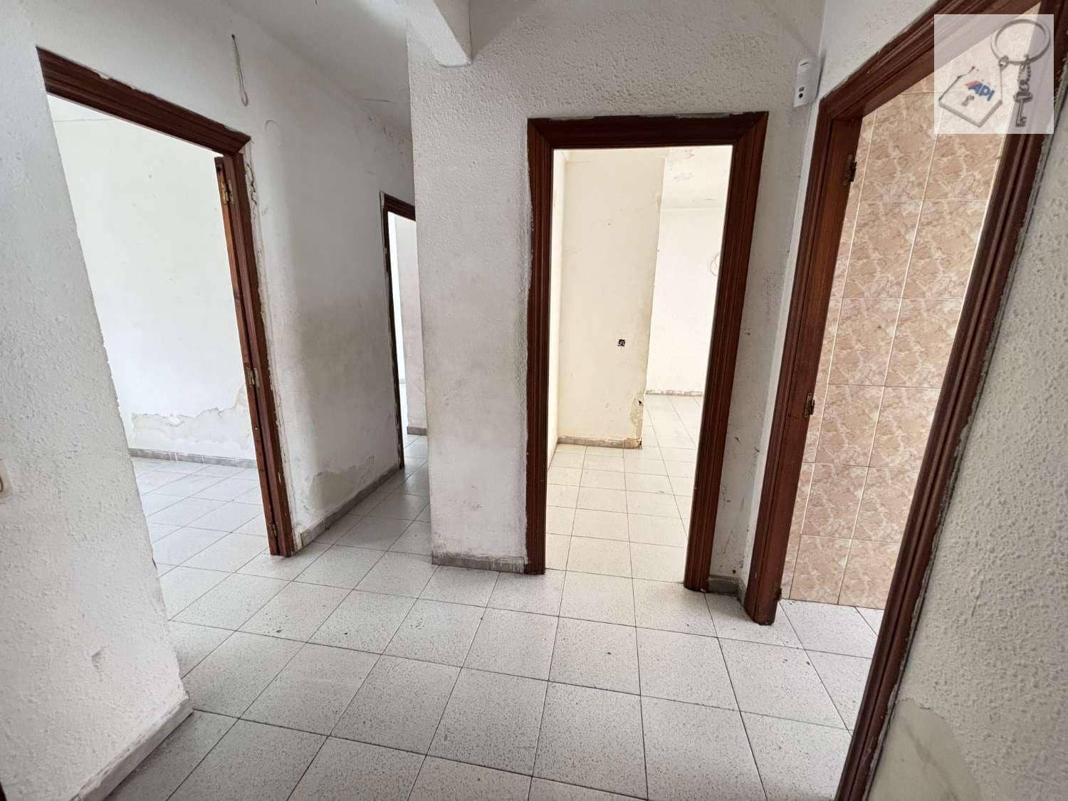 2 bedroom Flat for sale in Alicante / Alacant city - € 90,000 (Ref: 9676769)