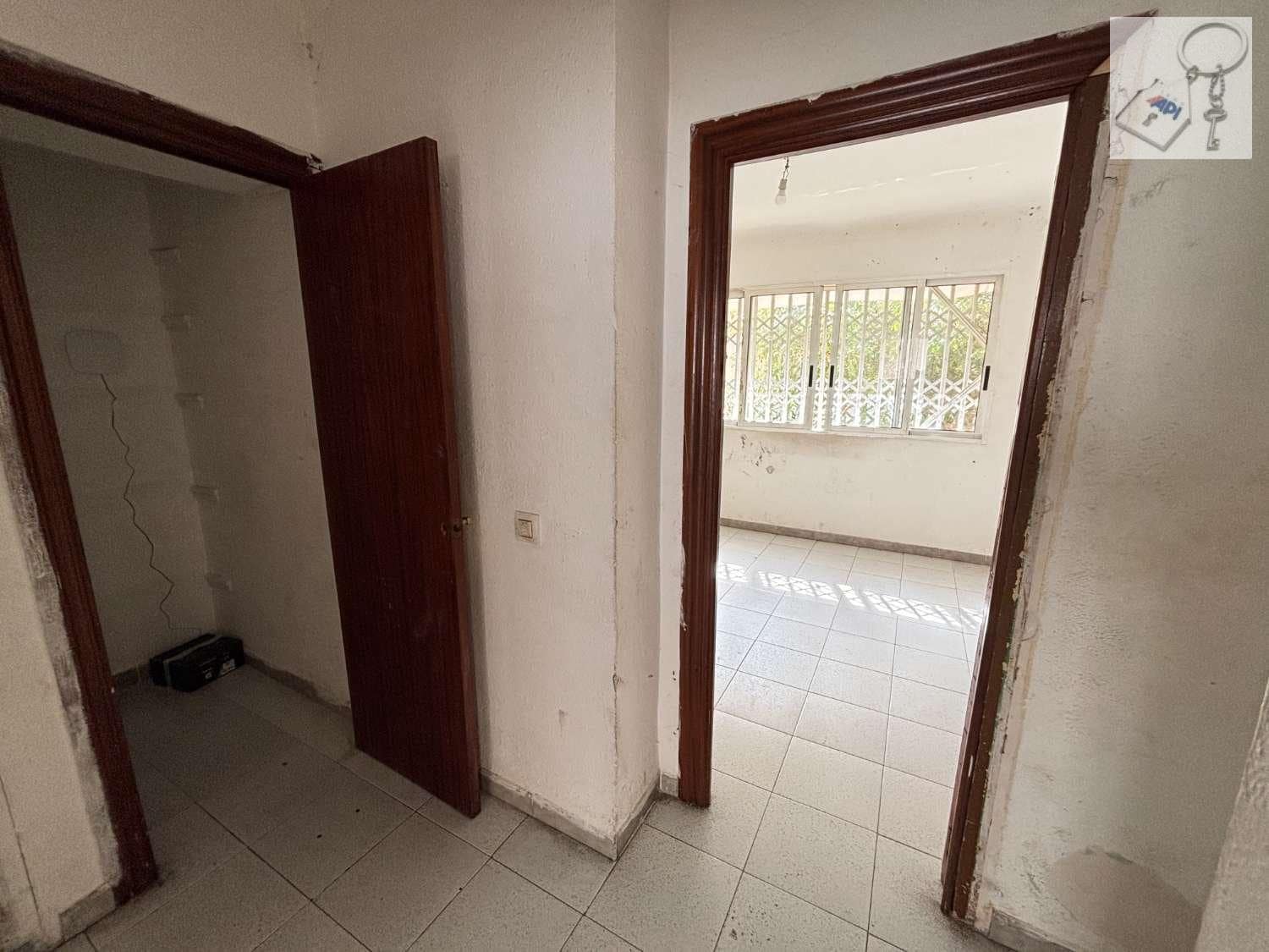 2 bedroom Flat for sale in Alicante / Alacant city - € 90,000 (Ref: 9676769)