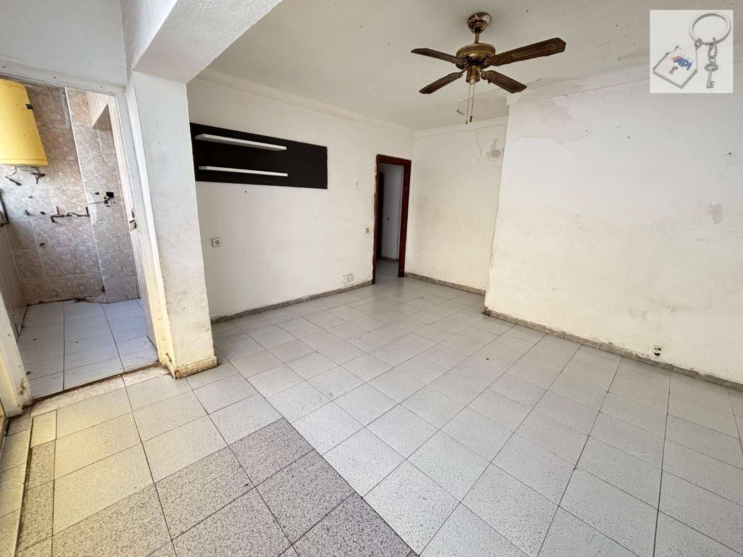 2 bedroom Flat for sale in Alicante / Alacant city - € 90,000 (Ref: 9676769)