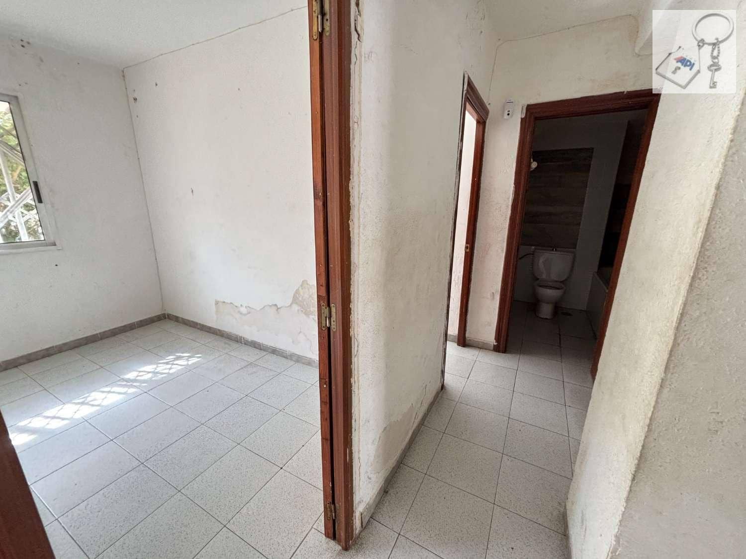 2 bedroom Flat for sale in Alicante / Alacant city - € 90,000 (Ref: 9676769)