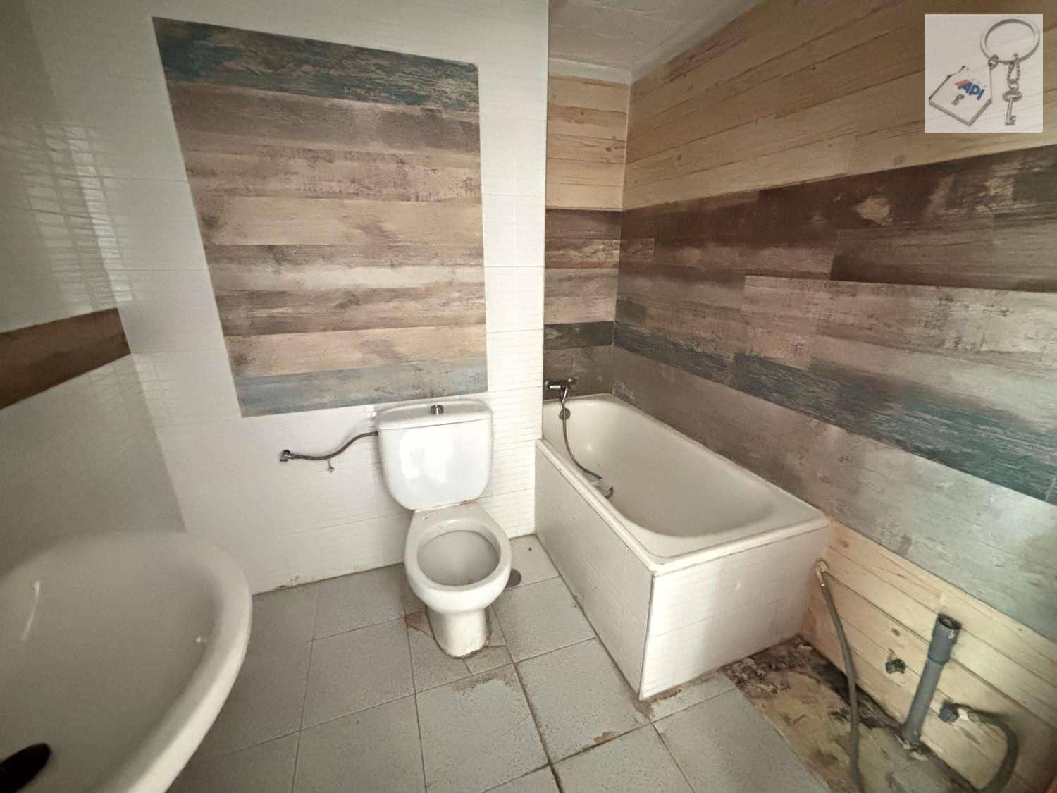 2 bedroom Flat for sale in Alicante / Alacant city - € 90,000 (Ref: 9676769)