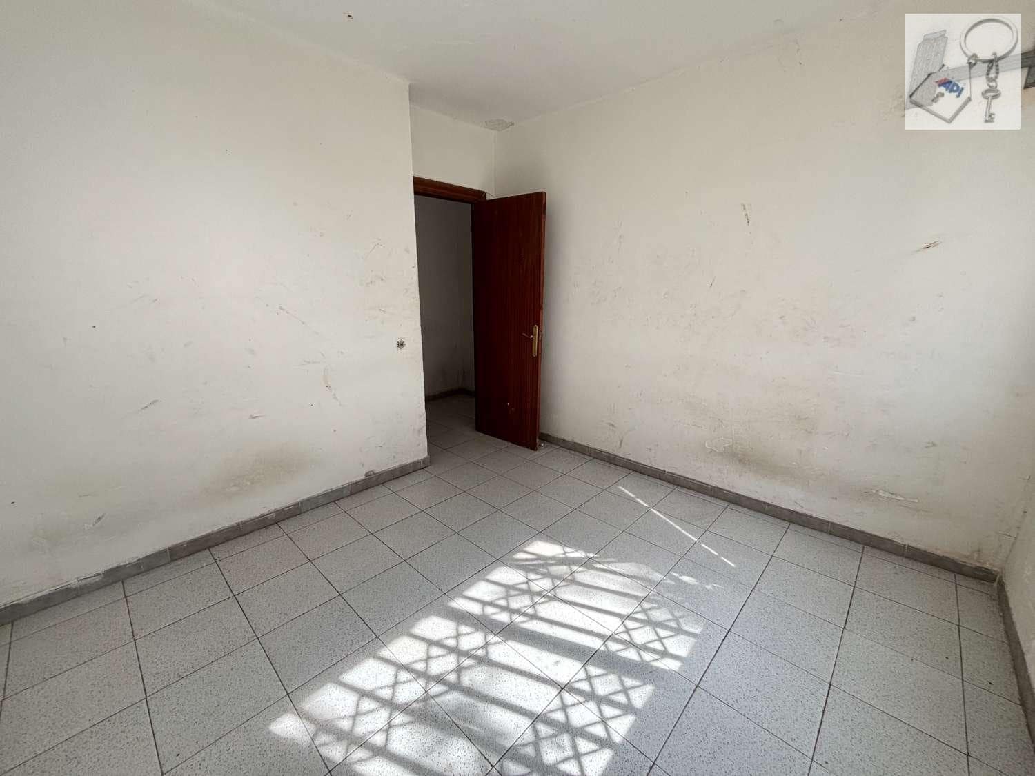 2 bedroom Flat for sale in Alicante / Alacant city - € 90,000 (Ref: 9676769)