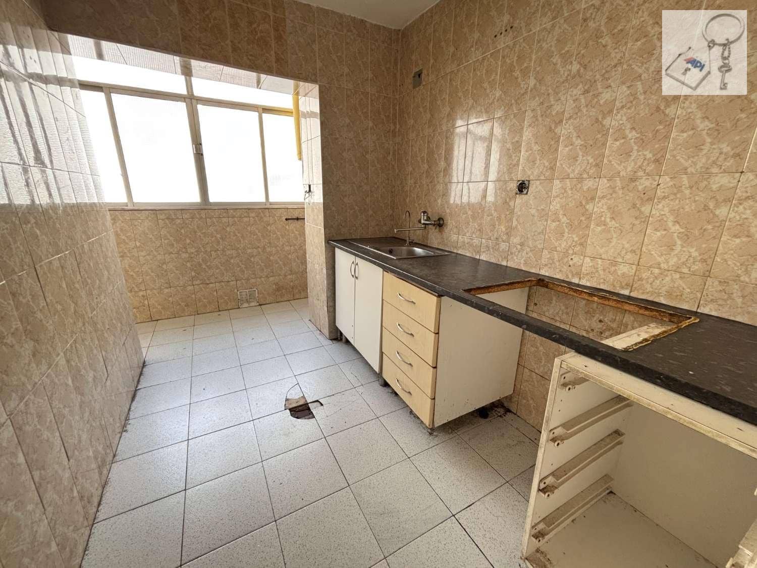 2 bedroom Flat for sale in Alicante / Alacant city - € 90,000 (Ref: 9676769)